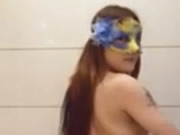 Pelacur bertopeng menari dan strip untuk merayu