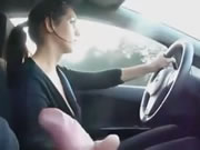 Pacar Yunani memberikan handjob pacarnya saat mengemudi