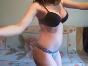 Gadis Serbia seksi dengan bra hitam
