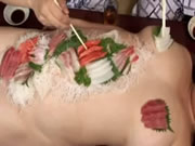 Wanita gemuk Jepang telanjang dengan sushi diletakkan di tubuhnya