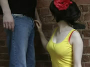 Wanita cantik blowjob dan handjob di depan dinding