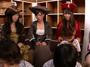 Gadis-gadis cosplay Jepang menyemprotkan dalam pesta seks