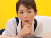 Gadis Jepang jongkok untuk menikmati seks oral